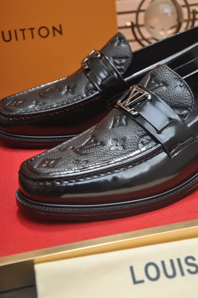 Louis Vuitton حذاء لوفر جلد أسود لامع مطبوع مع حزام 3