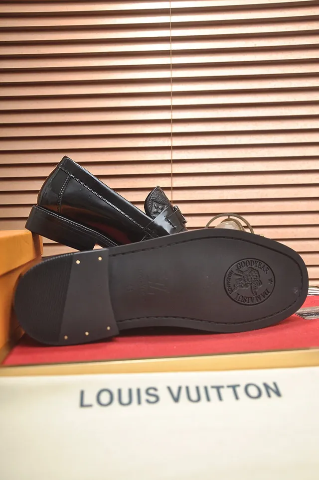 Louis Vuitton حذاء لوفر جلد أسود لامع مطبوع مع حزام 5