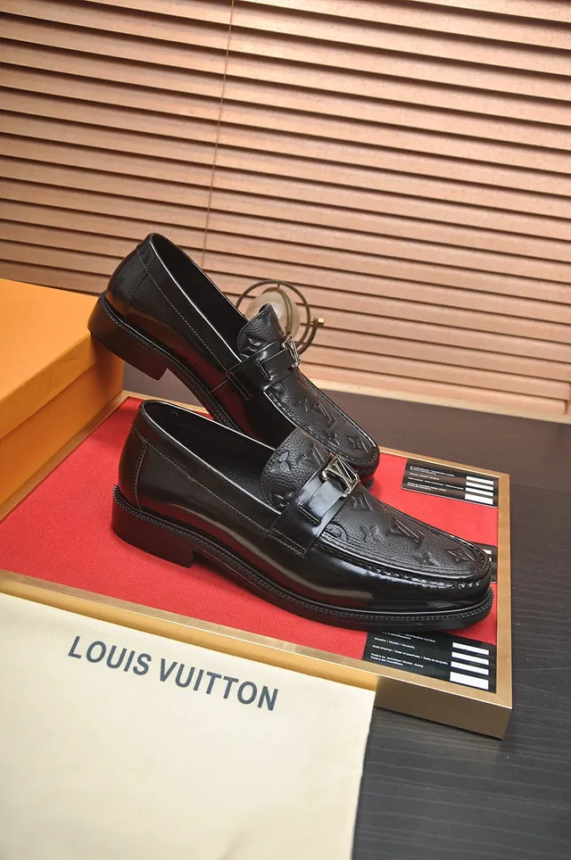 Louis Vuitton حذاء لوفر جلد أسود لامع مطبوع مع حزام 6