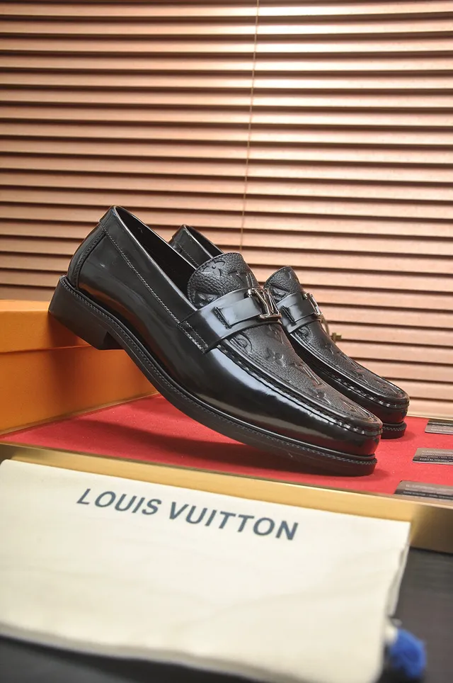 Louis Vuitton حذاء لوفر جلد أسود لامع مطبوع مع حزام 7