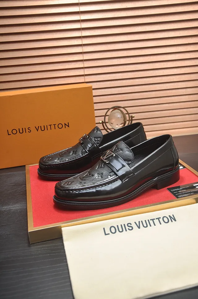 Louis Vuitton حذاء لوفر جلد أسود لامع مطبوع مع حزام 8