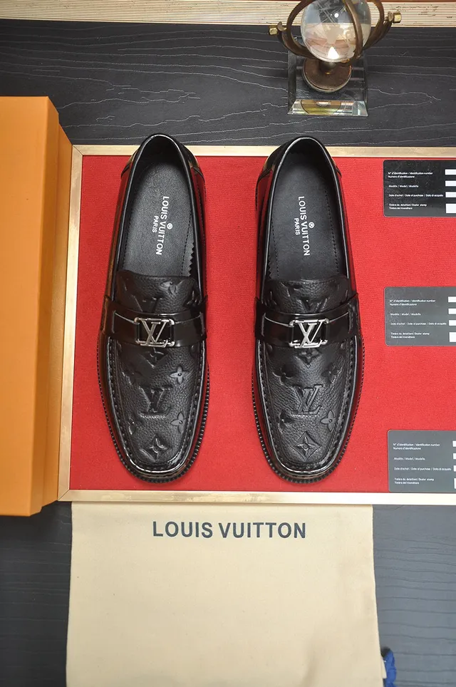 Louis Vuitton حذاء لوفر جلد أسود لامع مطبوع مع حزام 9