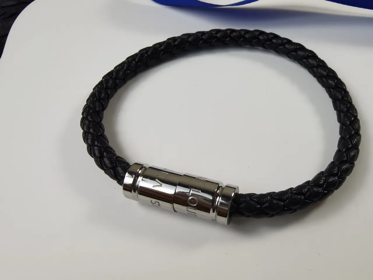 Louis Vuitton Bracelet Cuir Tressé Noir Argent Broche Métallique Cylindrique 4
