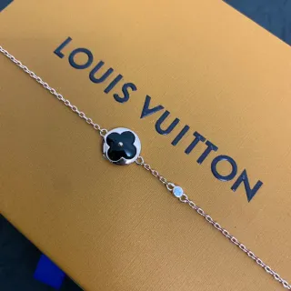Louis Vuitton سواريه سلسلة سوداء فضية مينا رباعية تعويذة