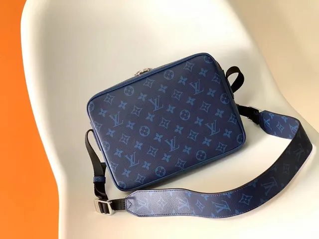 Louis Vuitton 蓝色印花结构信使包 5