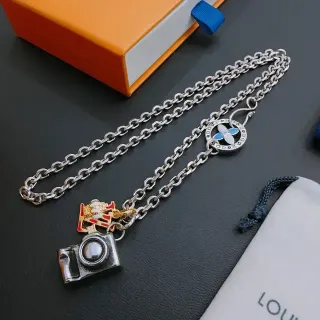Colar Louis Vuitton Camera Charm Pendente Esmalte Corrente Prata