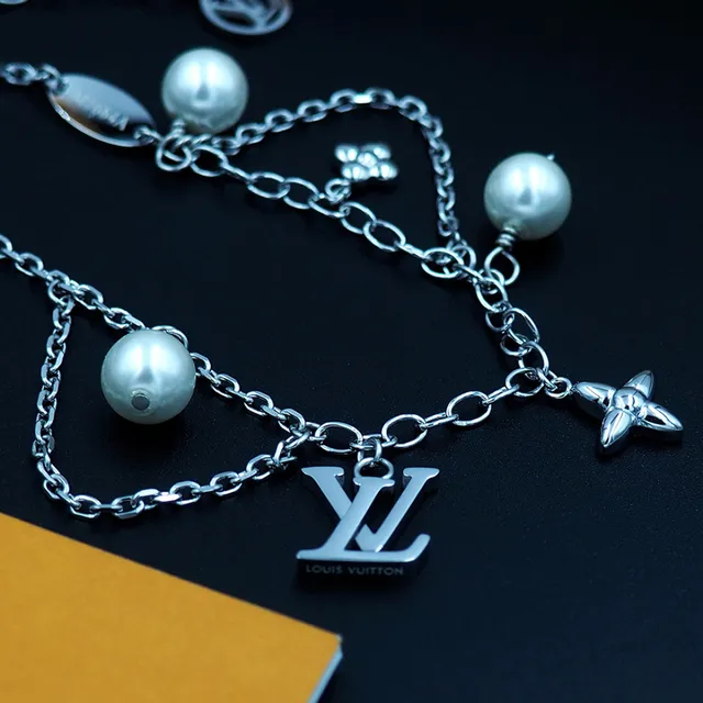 Louis Vuitton चेन ब्रेसलेट सोना सफेद मल्टी-चार्म मोती डिटेल्ड ब्रेसलेट 2