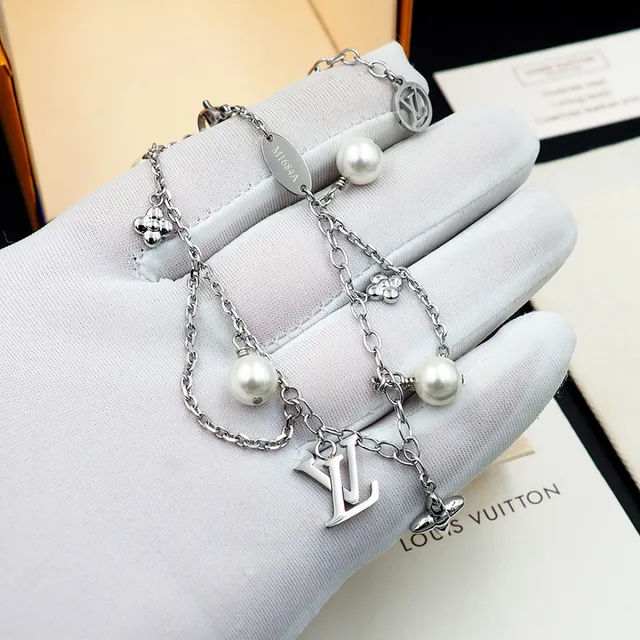 Louis Vuitton चेन ब्रेसलेट सोना सफेद मल्टी-चार्म मोती डिटेल्ड ब्रेसलेट 3