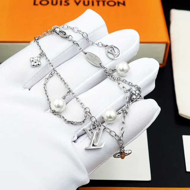 Louis Vuitton चेन ब्रेसलेट सोना सफेद मल्टी-चार्म मोती डिटेल्ड ब्रेसलेट 10