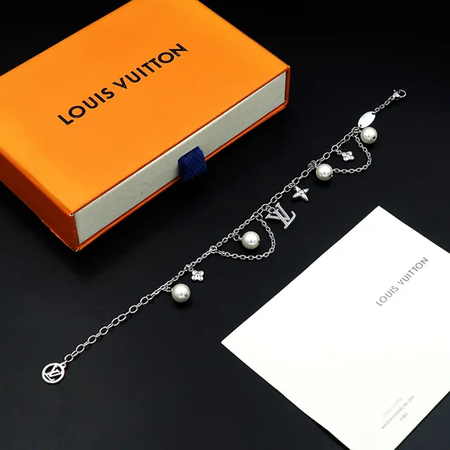 Louis Vuitton चेन ब्रेसलेट सोना सफेद मल्टी-चार्म मोती डिटेल्ड ब्रेसलेट 11