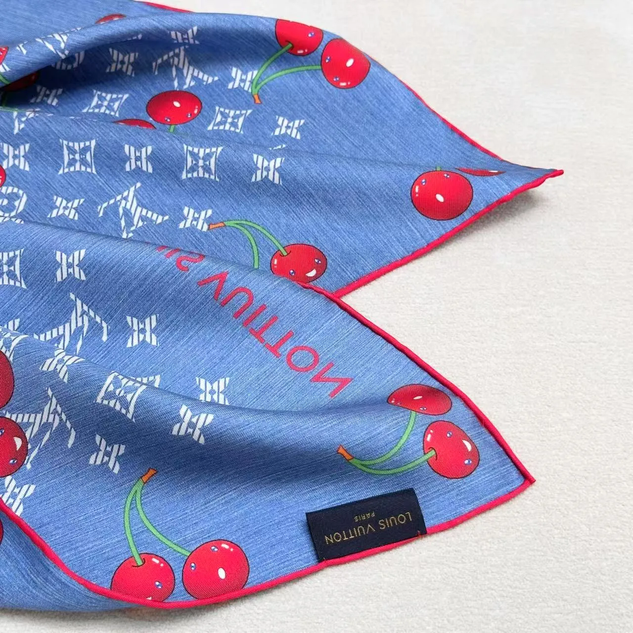 Louis Vuitton चेरी मोनोग्राम डेनिम नीला सिल्क स्कार्फ 2