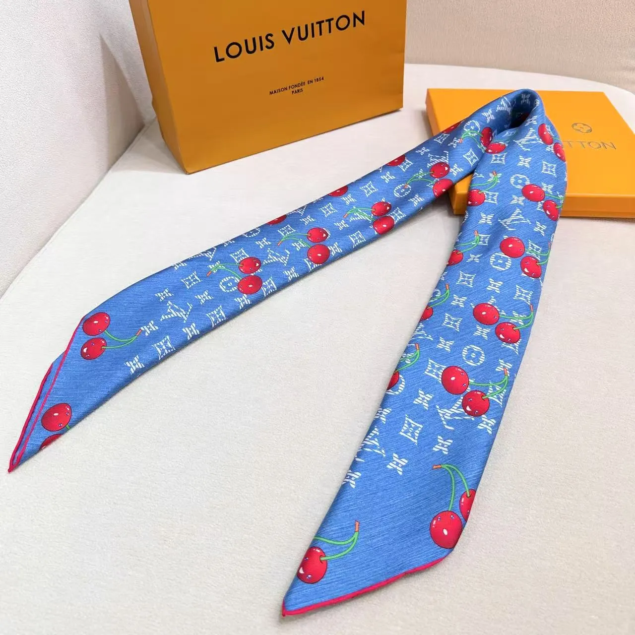 Louis Vuitton चेरी मोनोग्राम डेनिम नीला सिल्क स्कार्फ 3