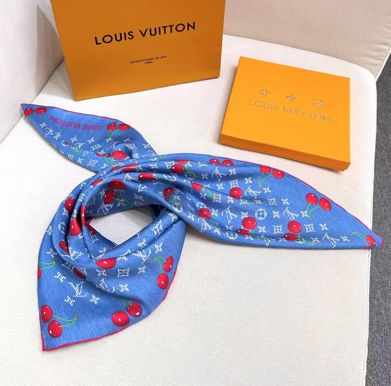 Louis Vuitton चेरी मोनोग्राम डेनिम नीला सिल्क स्कार्फ 4