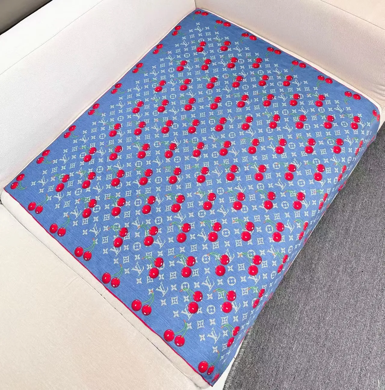 Louis Vuitton चेरी मोनोग्राम डेनिम नीला सिल्क स्कार्फ 5