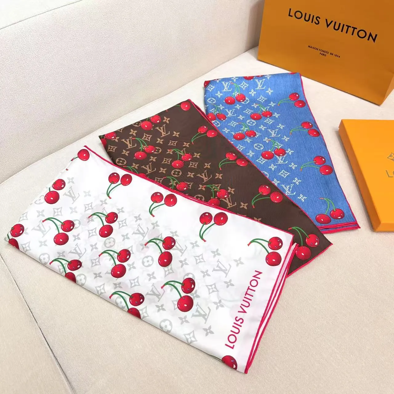 Louis Vuitton चेरी मोनोग्राम डेनिम नीला सिल्क स्कार्फ 7