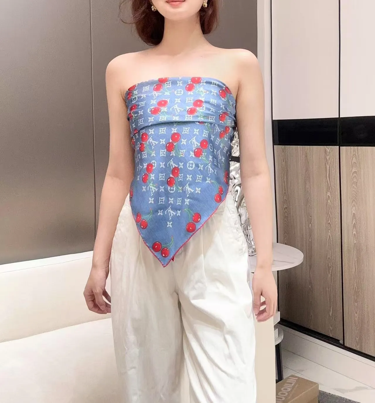 Louis Vuitton चेरी मोनोग्राम डेनिम नीला सिल्क स्कार्फ 8