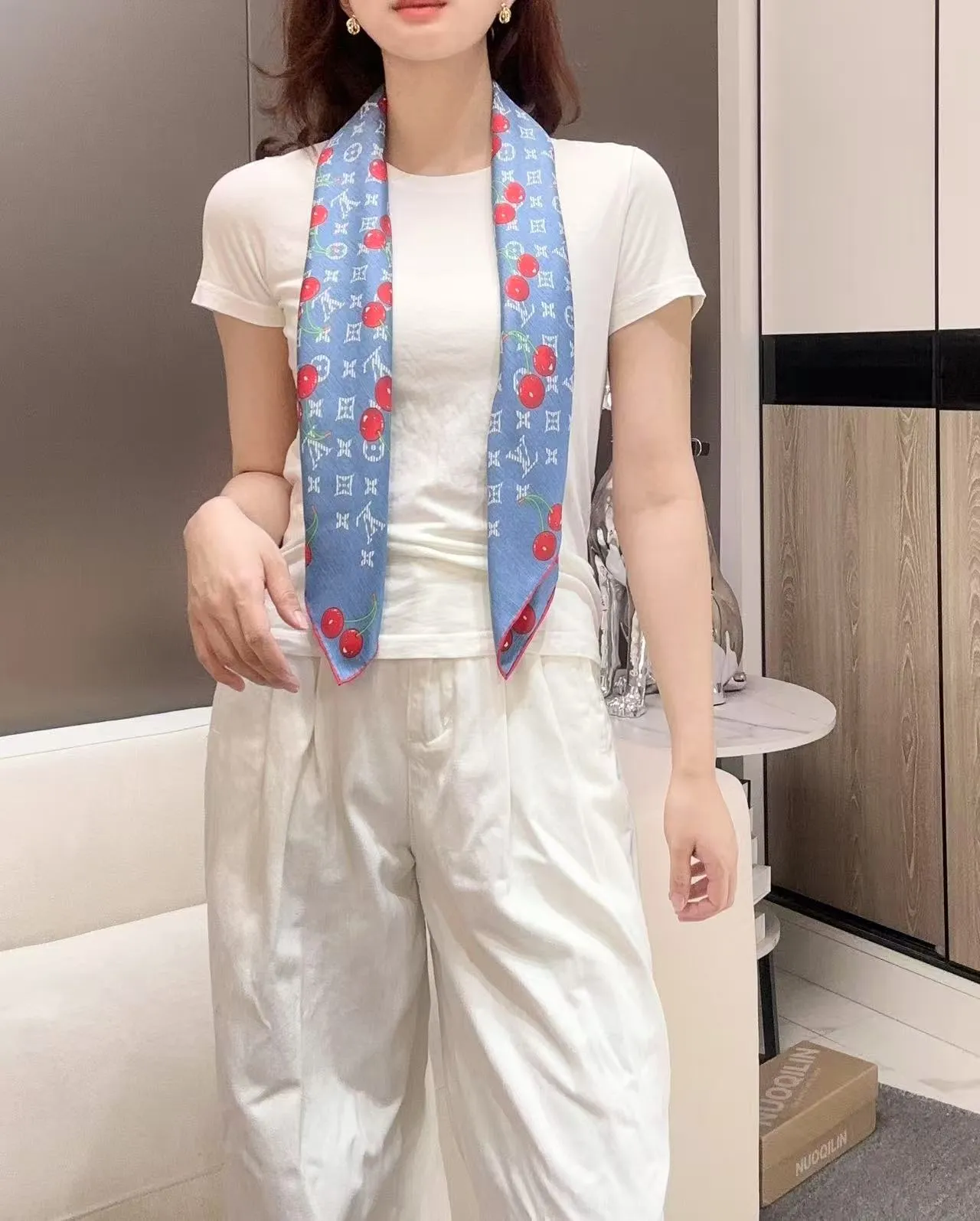 Louis Vuitton चेरी मोनोग्राम डेनिम नीला सिल्क स्कार्फ 9