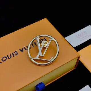 Louis Vuitton चक्राकार LV Monogram Gold-Tone ब्रोच