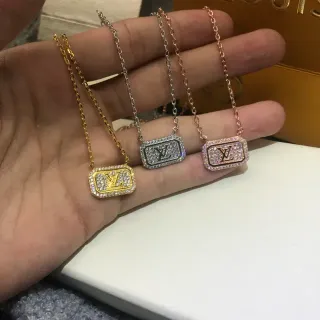 Louis Vuitton Colgante con Monograma LV incrustado en cristales
