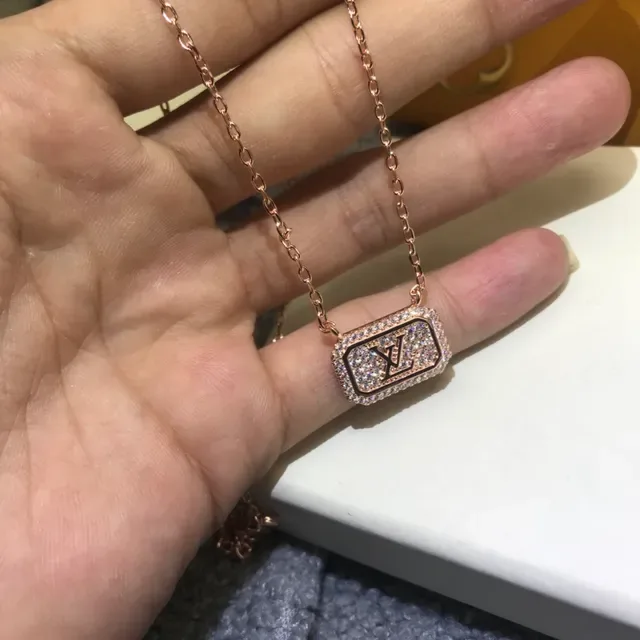 قلادة لويس فيتون مونوغرام LV مرصعة بالكريستال 2