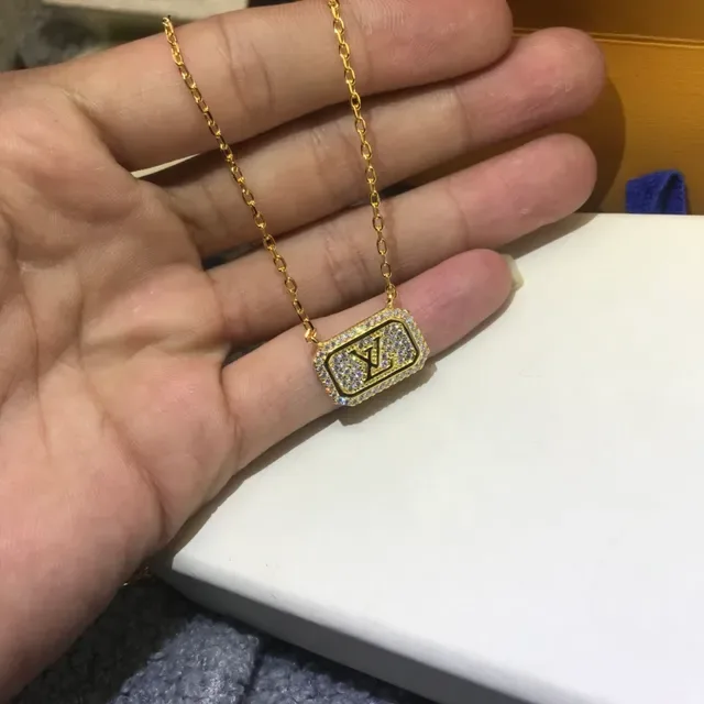 قلادة لويس فيتون مونوغرام LV مرصعة بالكريستال 3