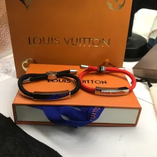 Louis Vuitton 雕刻牌 绳带手链 黑色红色 编织金属手链