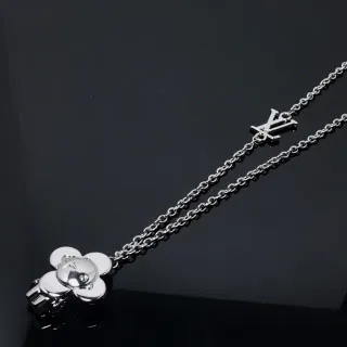 Colar Louis Vuitton pendentif floral LV monograma em tom prateado