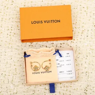 Louis Vuitton أقراط أذن ذهبي بيج نقش زهور ثلاثي الأبعاد