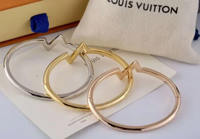 Louis Vuitton Bracelet Rigide en Or Poli 2