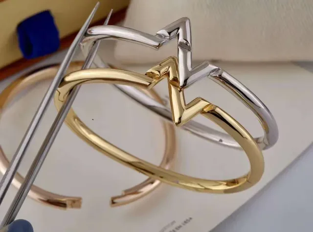 Louis Vuitton Bracelet Rigide en Or Poli 3