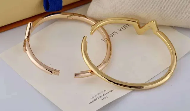 Louis Vuitton Bracelet Rigide en Or Poli 4