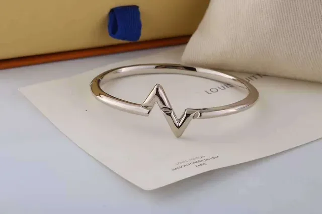 Louis Vuitton Bracelet Rigide en Or Poli 7