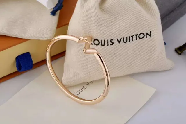 Louis Vuitton Bracelet Rigide en Or Poli 8