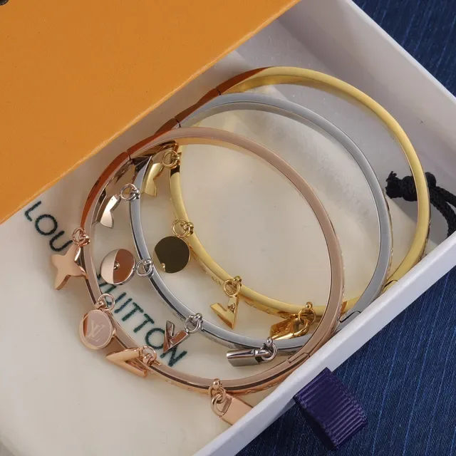 Bracelete Louis Vuitton Ouro Prata Monograma Gravado Charm Detalhado 2