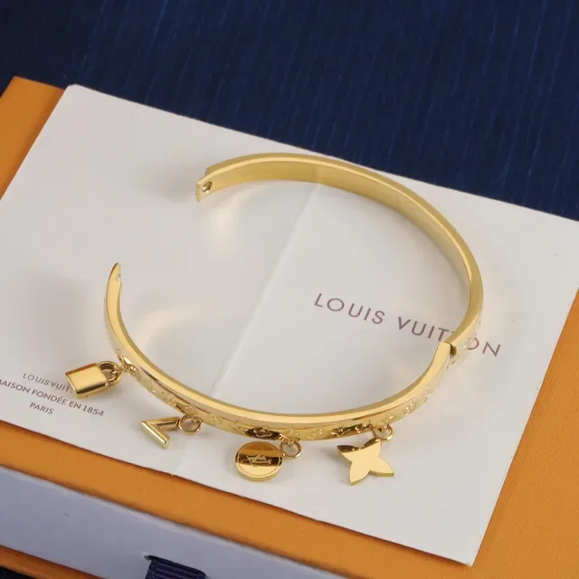 Bracelete Louis Vuitton Ouro Prata Monograma Gravado Charm Detalhado 3
