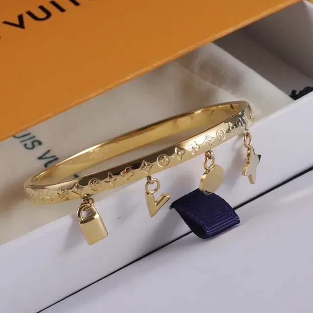 Bracelete Louis Vuitton Ouro Prata Monograma Gravado Charm Detalhado 4