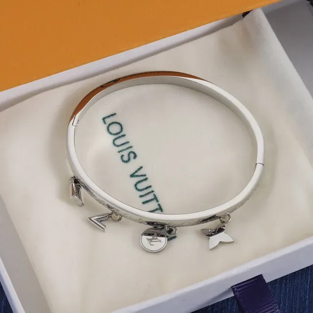 Bracelete Louis Vuitton Ouro Prata Monograma Gravado Charm Detalhado 5