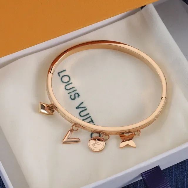 Bracelete Louis Vuitton Ouro Prata Monograma Gravado Charm Detalhado 6