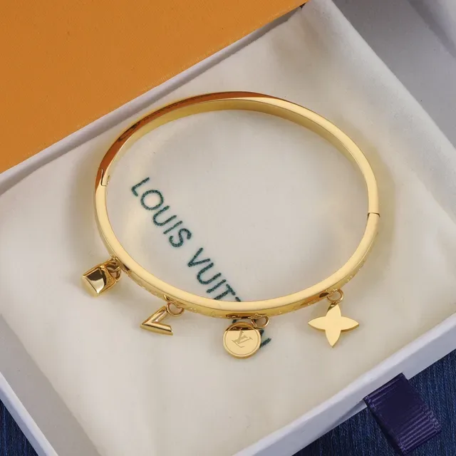Bracelete Louis Vuitton Ouro Prata Monograma Gravado Charm Detalhado 7