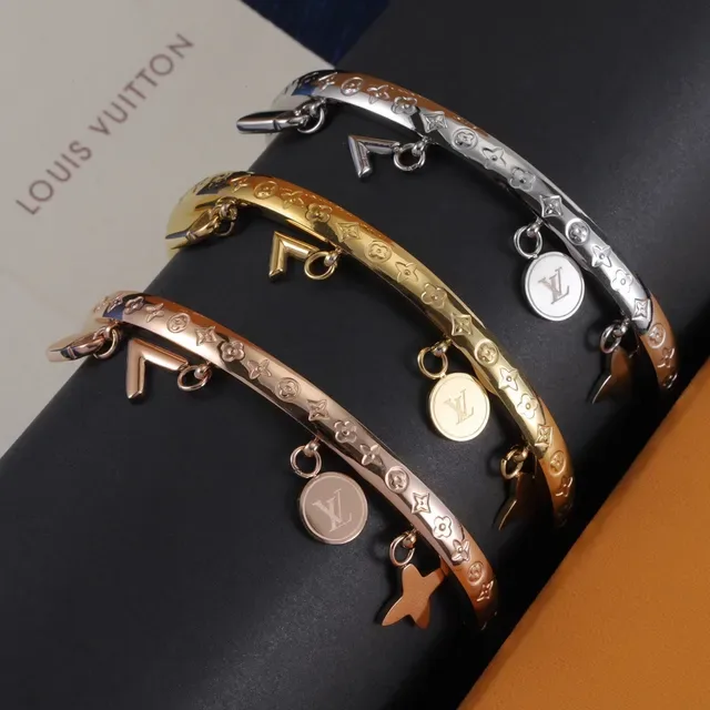 Bracelete Louis Vuitton Ouro Prata Monograma Gravado Charm Detalhado 8