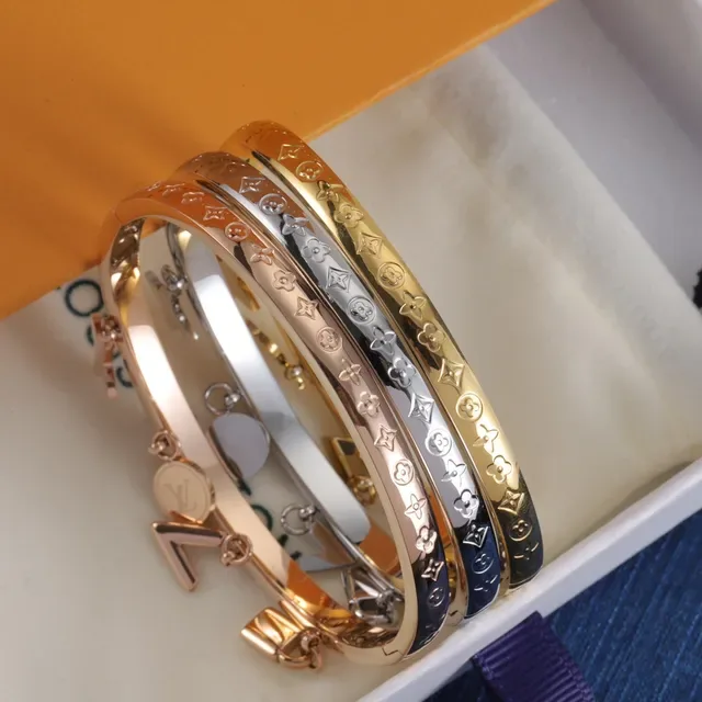 Bracelete Louis Vuitton Ouro Prata Monograma Gravado Charm Detalhado 9