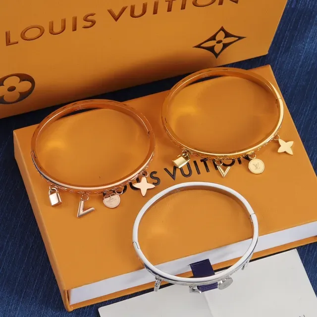 Bracelete Louis Vuitton Ouro Prata Monograma Gravado Charm Detalhado 10