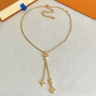 Colar Lariat Louis Vuitton Dourado e Branco com Charms Florais Acentuados com Pérolas