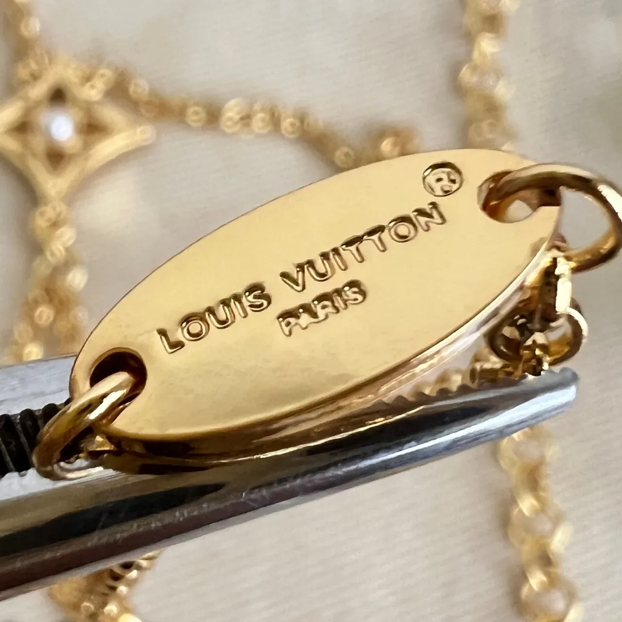 Collier Lariat Louis Vuitton Blanc et Or avec Charms Floraux Perles 2