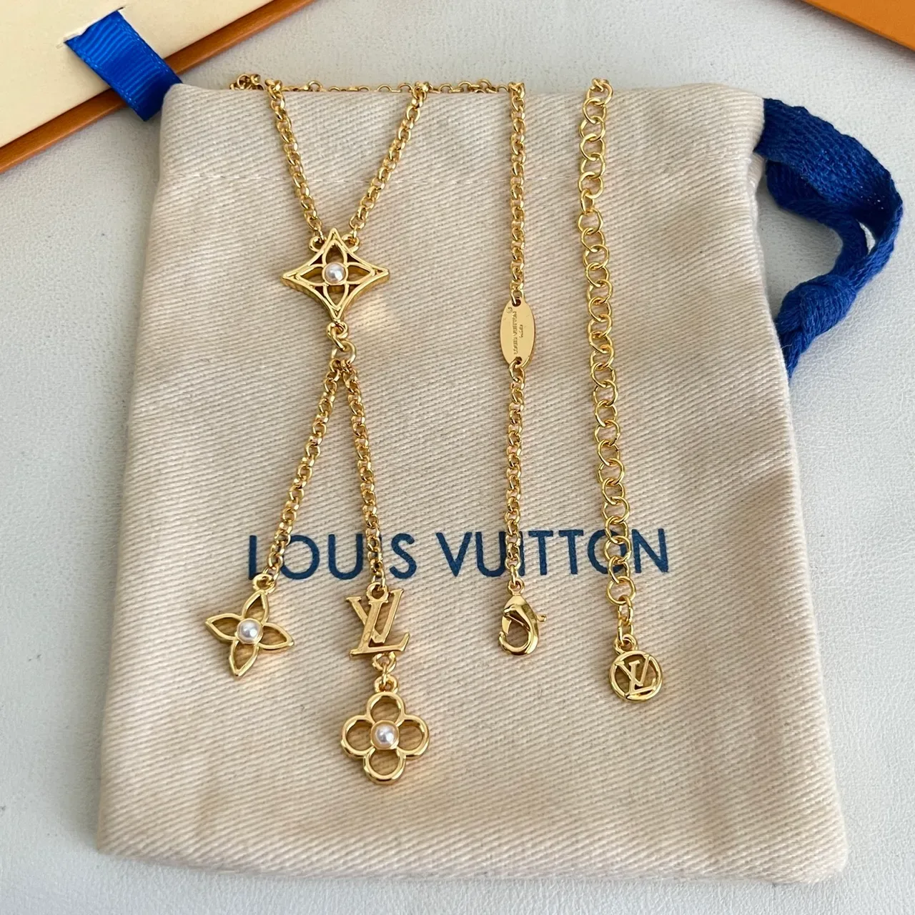 Collier Lariat Louis Vuitton Blanc et Or avec Charms Floraux Perles 3