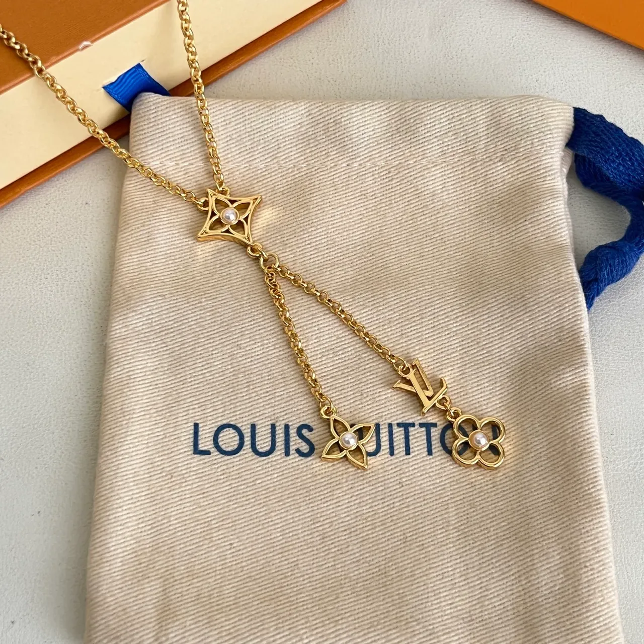 Collier Lariat Louis Vuitton Blanc et Or avec Charms Floraux Perles 4