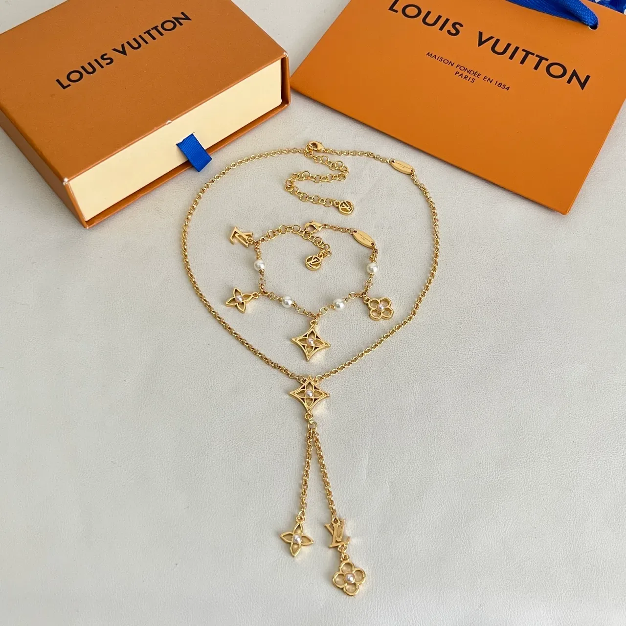Collier Lariat Louis Vuitton Blanc et Or avec Charms Floraux Perles 5