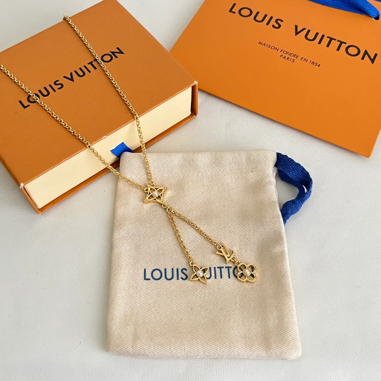 Collier Lariat Louis Vuitton Blanc et Or avec Charms Floraux Perles 6