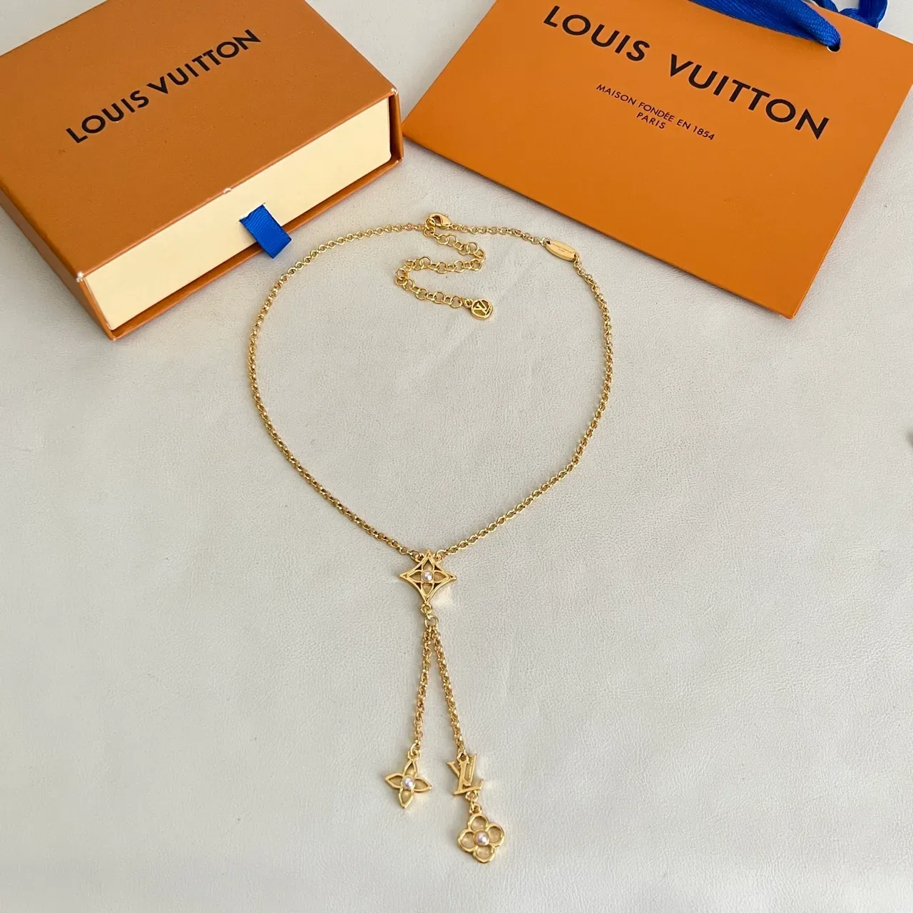 Collier Lariat Louis Vuitton Blanc et Or avec Charms Floraux Perles 7