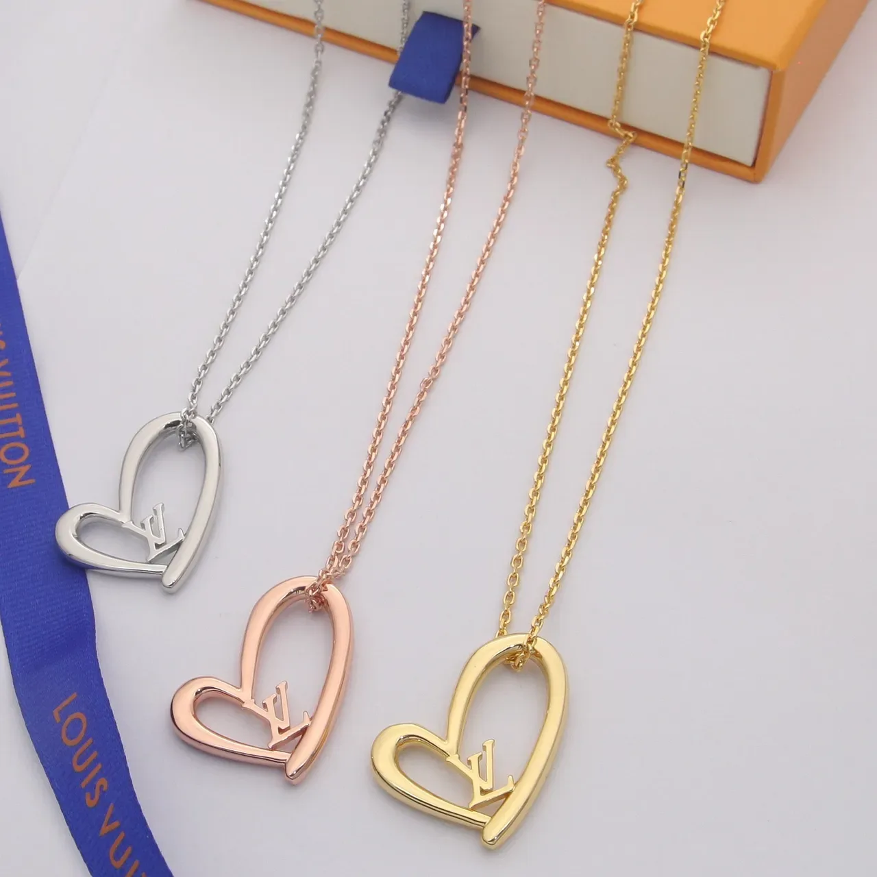 Collier Cœur Louis Vuitton Doré Ouvert 8